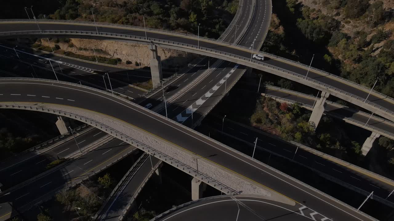 조용한 저녁, 하이파 이스라엘에서 지나가는 차들과 함께 도로 위로 전진