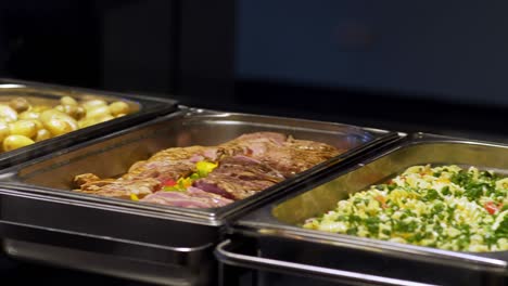 los huéspedes del restaurante eligen la comida de un buffet