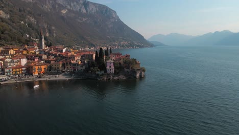 Toma-Cinematográfica-De-Verenna-En-Italia-Con-Vista-Al-Lago-Como-Durante-La-Puesta-De-Sol,-Emitiendo-Un-Ambiente-Frío-Y-Tranquilo-En-El-Borde-Del-Lago.