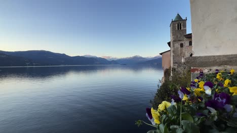 flores de colores en la ermita de santa caterina del sasso en italia con vistas al lago maggiore