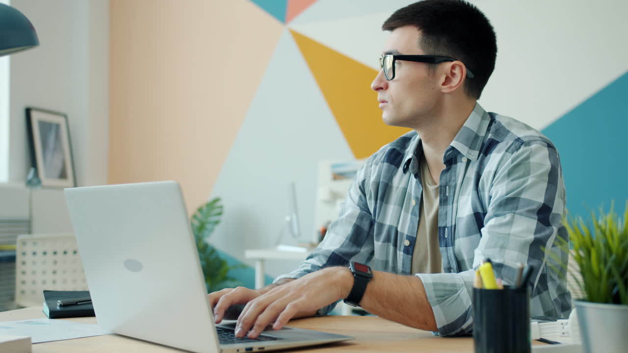 hombre trabajando en una computadora portátil en una oficina moderna