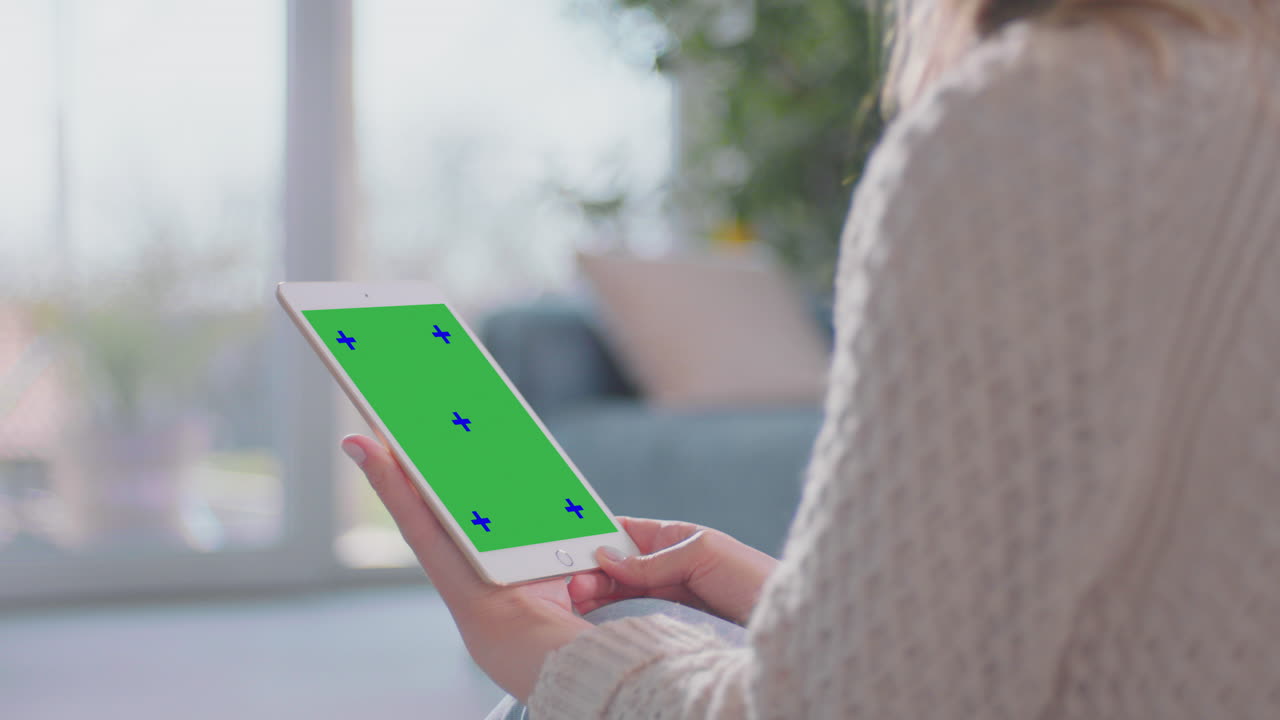 mujer joven viendo en el teléfono inteligente