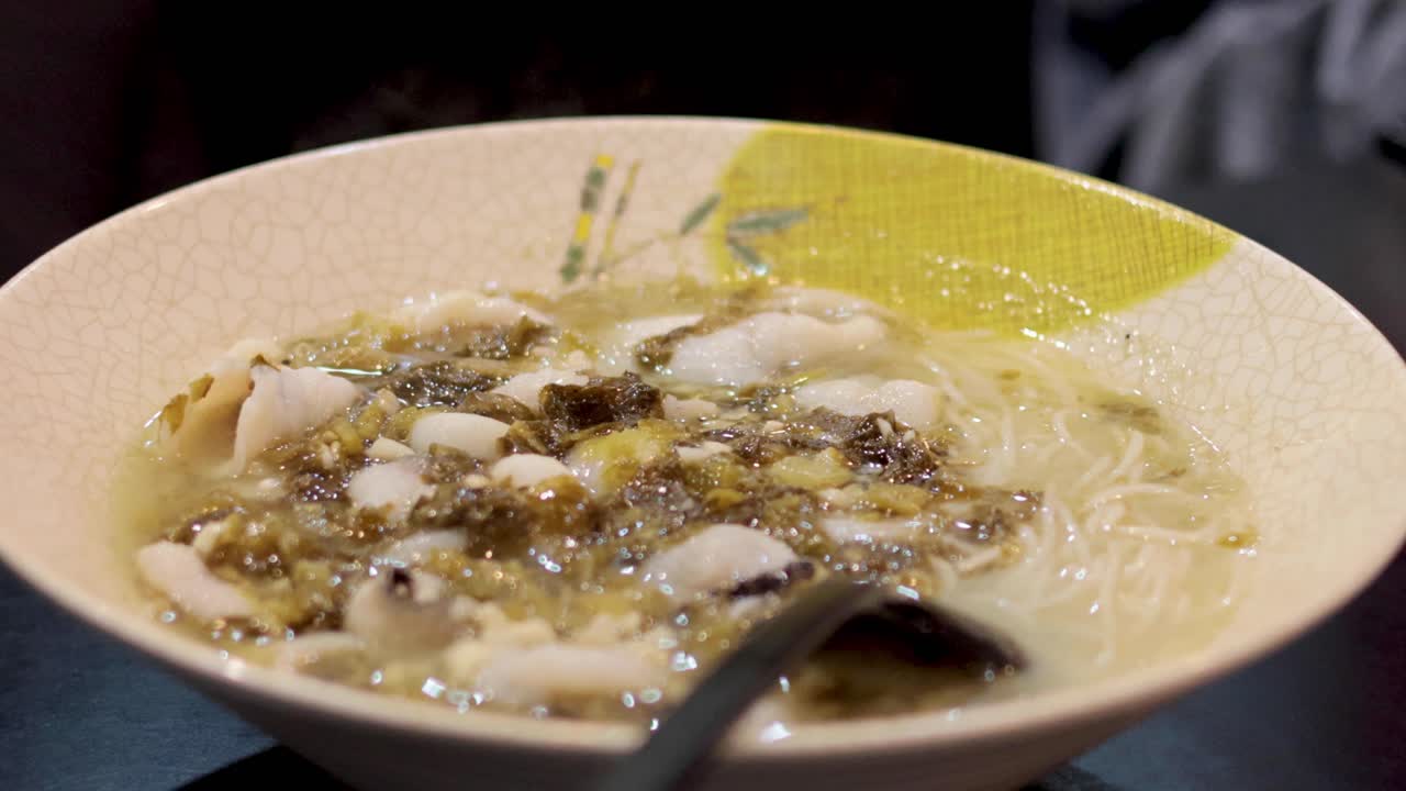 una deliciosa sopa con pescado y pepinillos