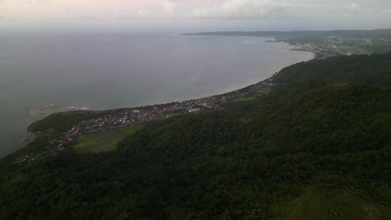 Pemandangan udara indah Teluk Cabugao di Catanduanes, Bicol, Filipina dengan garis pantai tropis dan medan pegunungan berhutan.
