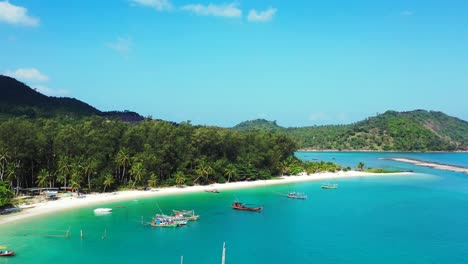 Paraíso-Puerta-De-Entrada-De-Vacaciones-De-Verano-En-Una-Isla-Tropical-Con-Playa-De-Arena-Blanca-Bañada-Por-Una-Tranquila-Laguna-Turquesa-En-Tailandia