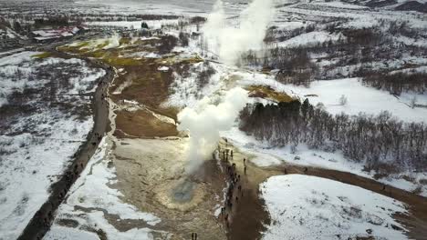 vista aérea de los visitantes en el área de aguas termales de geysir en islandia.