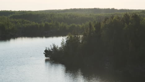 Ruhige-Wildnis-Von-Northwoods-Bei-Sonnenuntergang