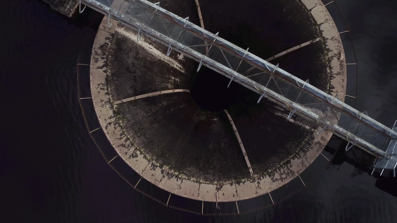 красивый вид в плане аэрофотоснимок пробкового отверстия водохранилища