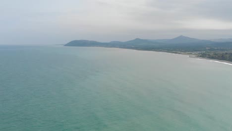 Vista-Aérea-De-Las-Montañas-Irlandesas-Junto-Al-Hermoso-Mar-Azul-En-Un-Día-Soleado