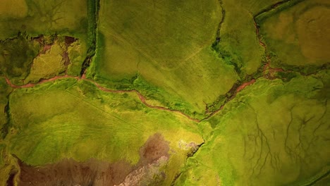 vista superior aérea de un río que fluye en un cañón de montaña, en islandia