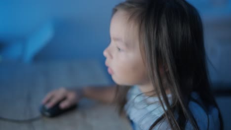 una joven se sienta frente a una computadora, mostrando fuertes emociones. la escena captura su reacción expresiva durante un momento atractivo, ambientada en un ambiente interior acogedor