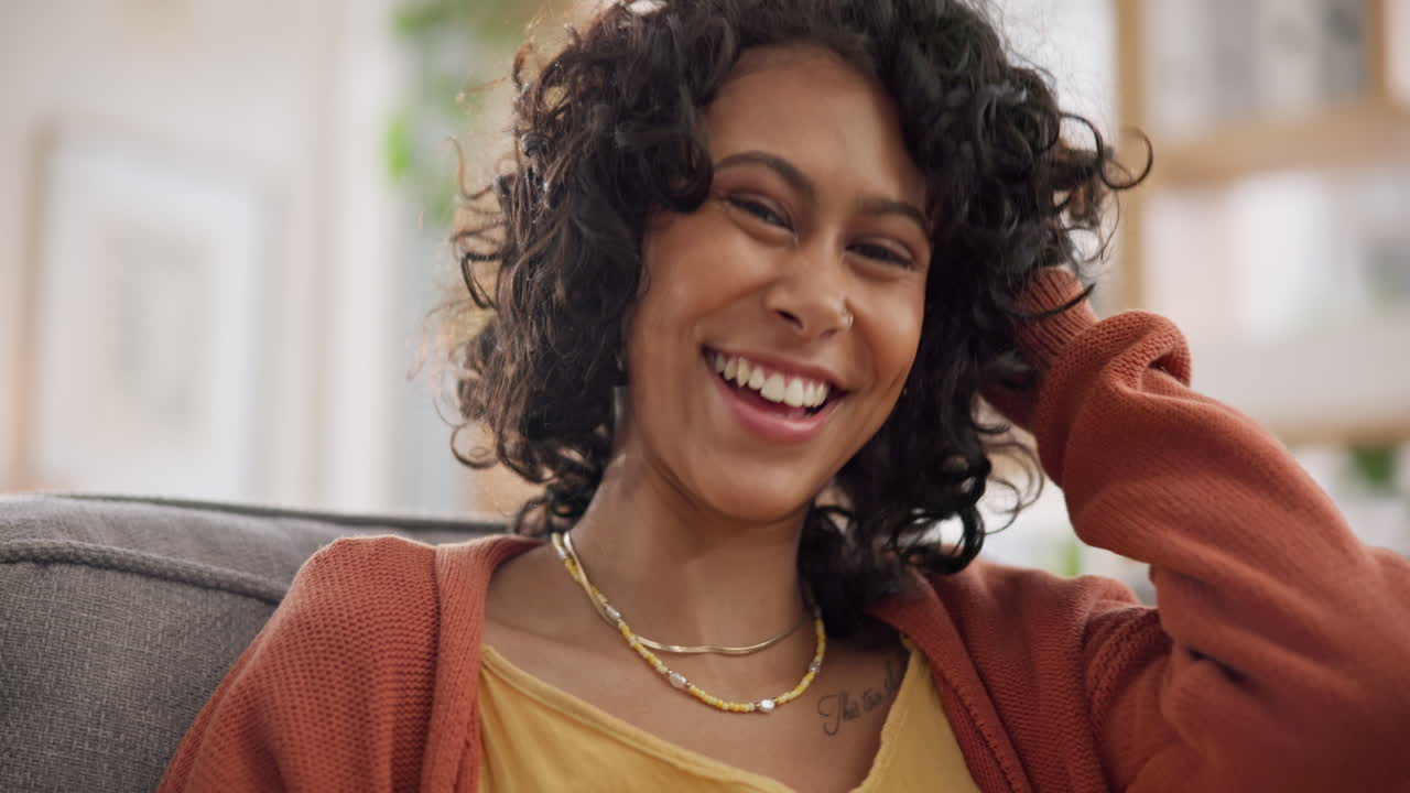 sofá, cabello y retrato de mujer feliz relajarse