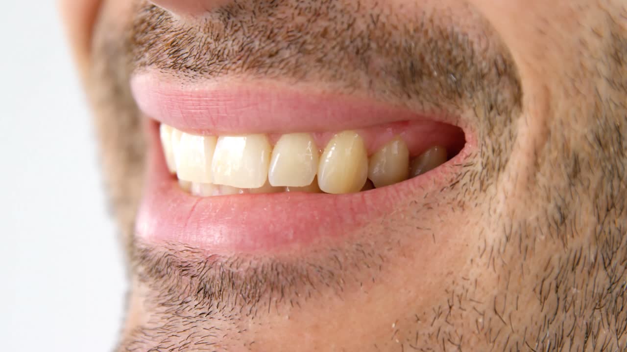 primer plano de un hombre sonriente