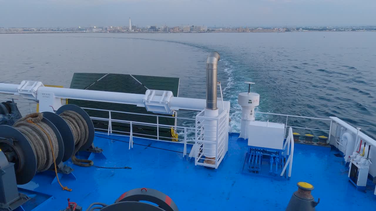 계류용 로프가 수로를 건너는 페리보트 선미 갑판의 전망