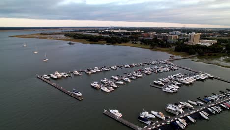 puerto deportivo a lo largo del río ashley en charleston sc, carolina del sur capturado en 5