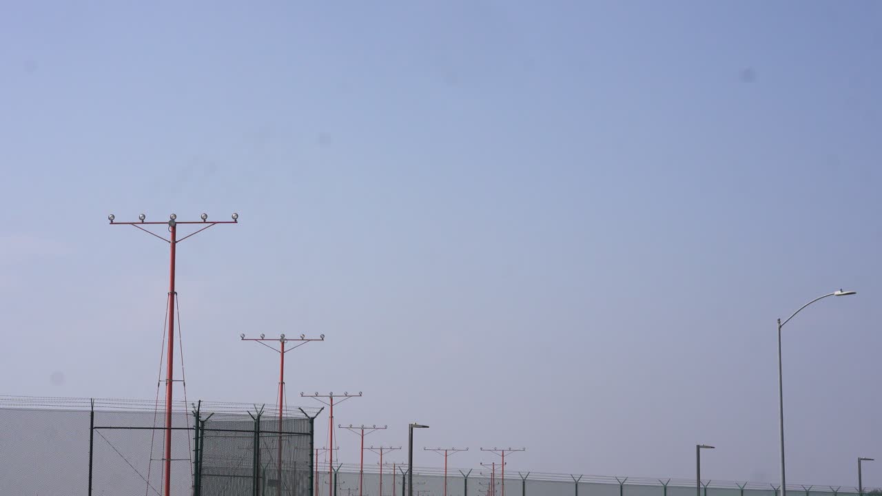 비행 후 활주로에 착륙하는 비행기