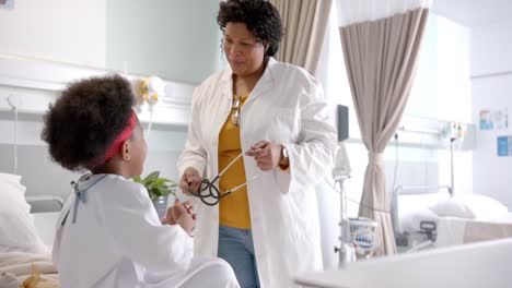 Afroamerikanische-Ärztin-High-Fiving-Mit-Mädchen-Im-Krankenhauszimmer,-Zeitlupe
