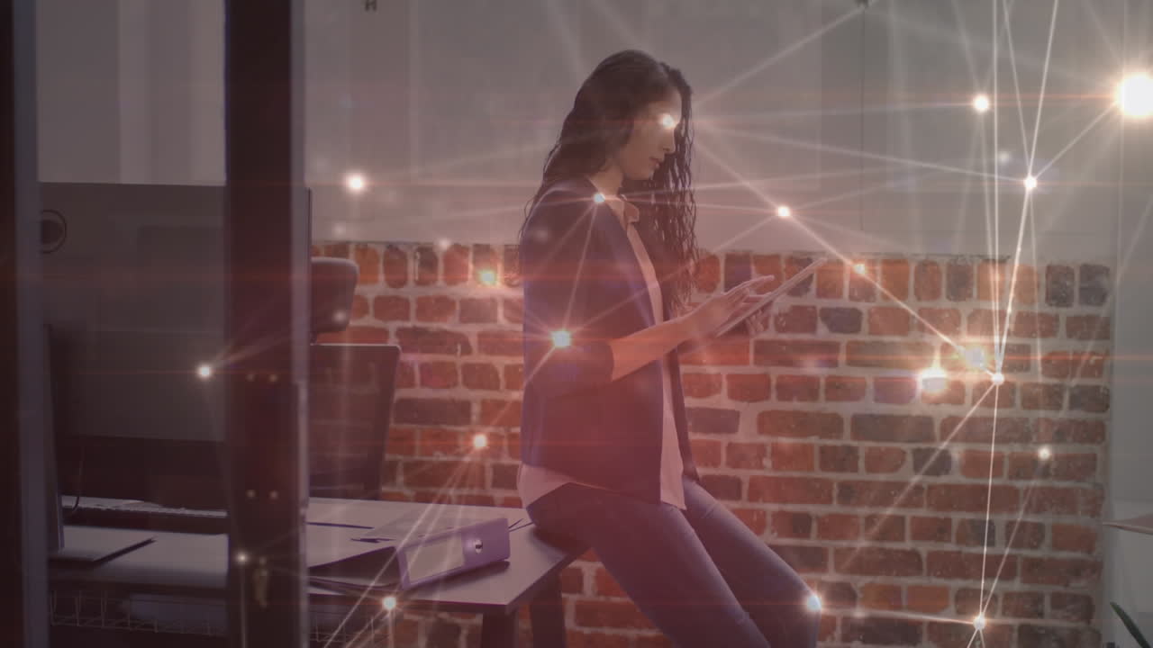 анимация светящейся коммуникационной сети над женщиной, использующей планшет в офисе