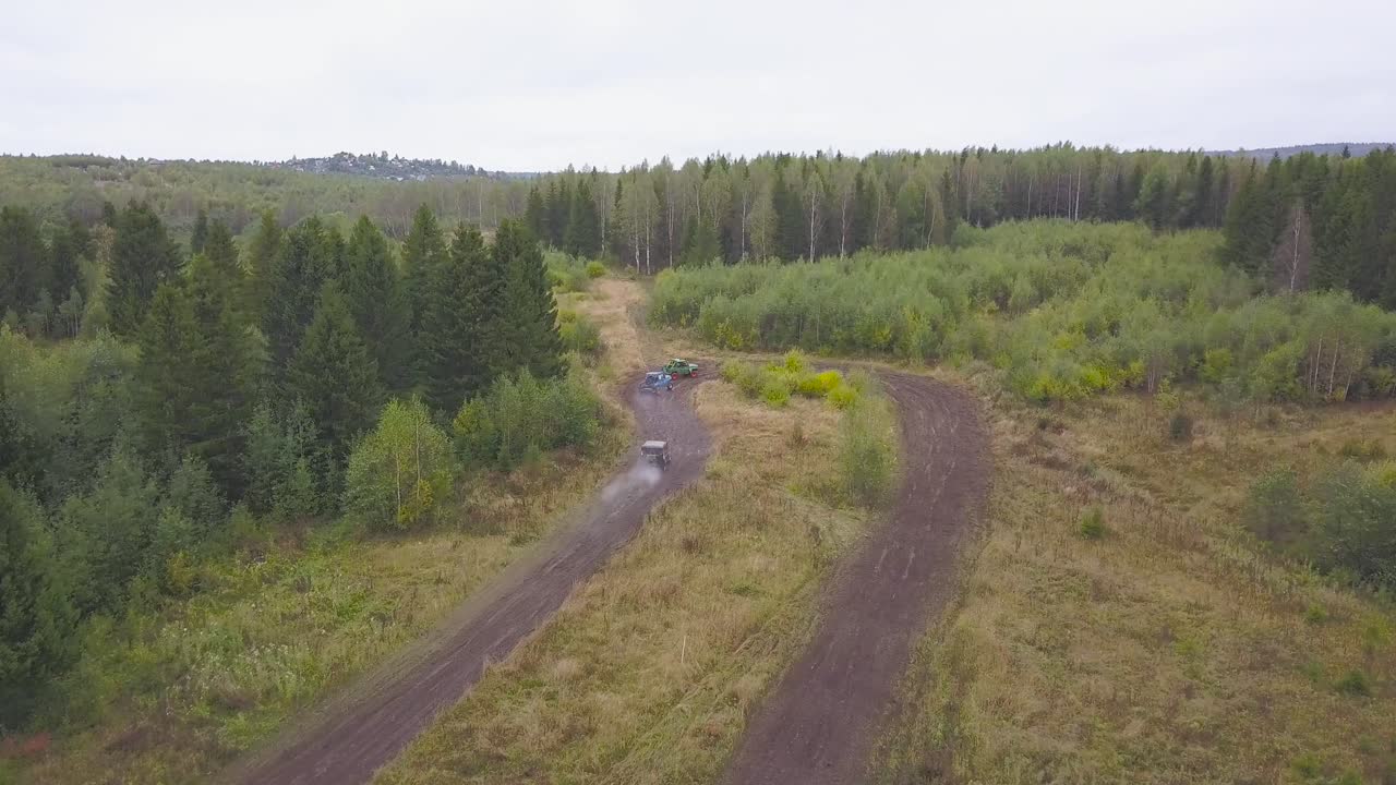 숲의 길을 달리는 오프로드 차량