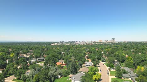 Drone-flyover-of-Middle-Class-neighborhood-in-United-States-of-America-with-cars,-buildings-and-houses-in-the-summer