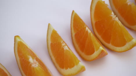 rodajas de naranjas seguidas moviéndose de esquina a esquina, fruta sana aislada