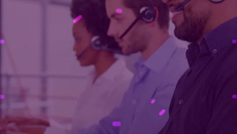 animación de la red de conexiones sobre los trabajadores de oficina que usan auriculares