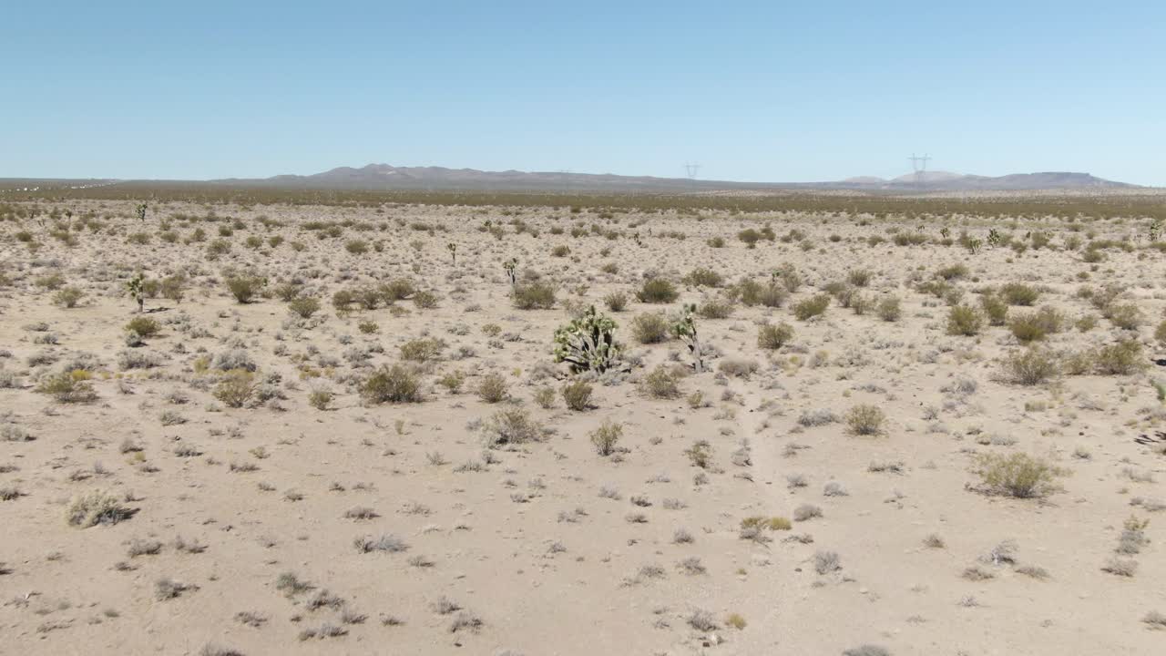 미국 캘리포니아주 15번 고속도로 옆 모하비 사막의 마른 땅 위의 저고도 항공