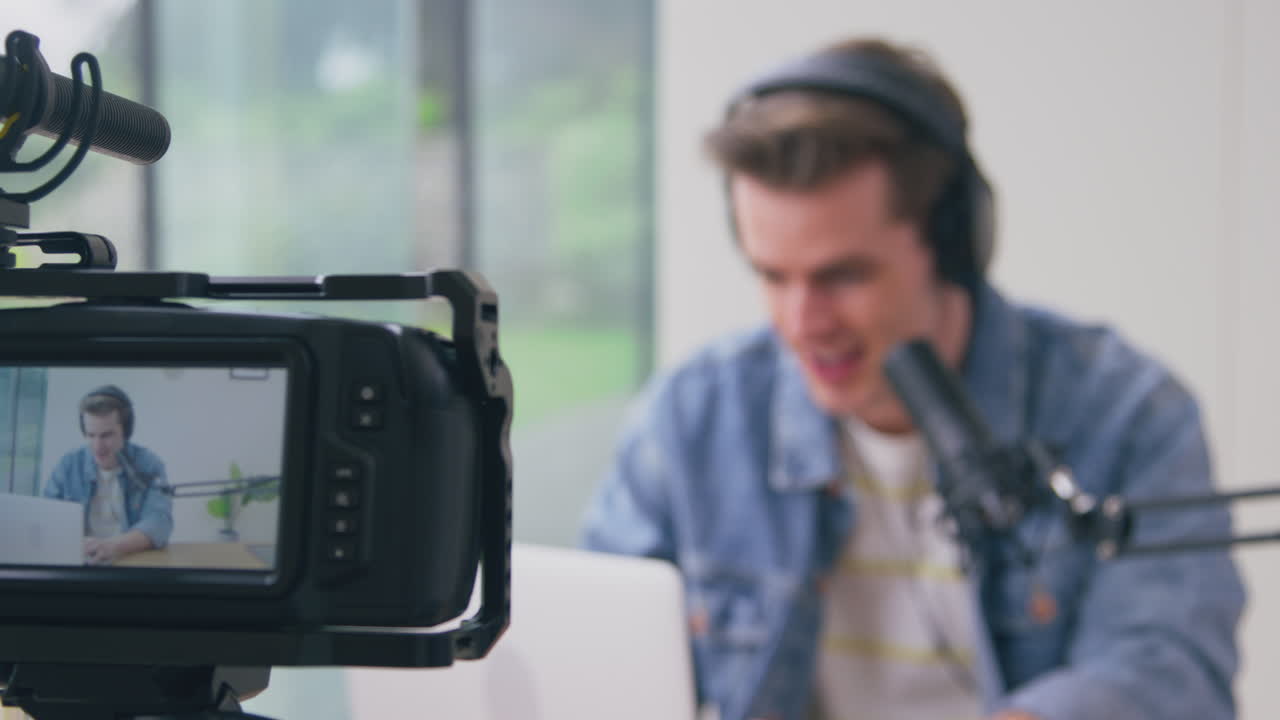 Display posteriore della fotocamera che mostra un vlogger uomo in diretta streaming.