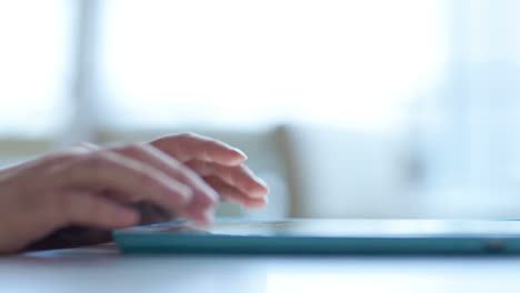 mujer escribiendo en el touchpad