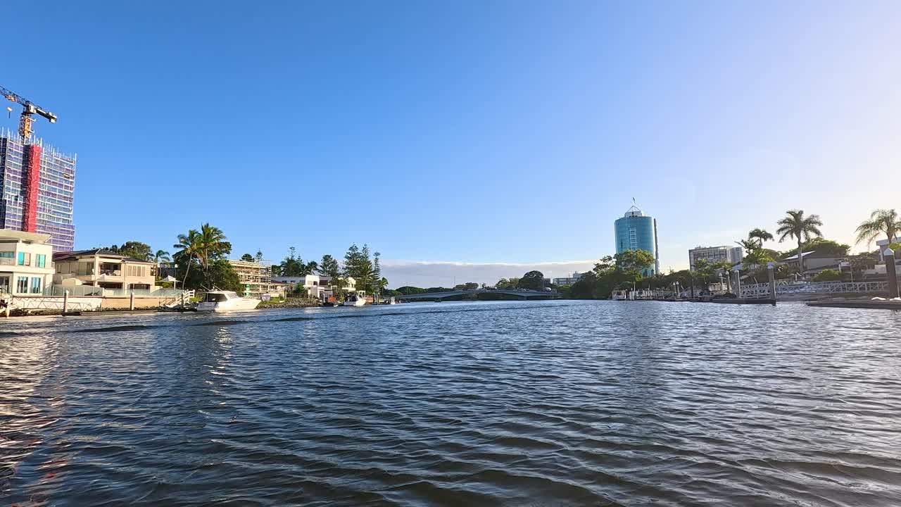 골드 코스트 수로를 가로질러 경치 좋은 보트 타기