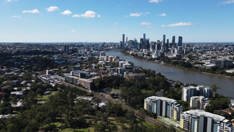 El-Imponente-Horizonte-De-La-Ciudad-De-Brisbane-Y-Los-Suburbios-Circundantes-Construidos-A-Lo-Largo-Del-Río-Brisbane