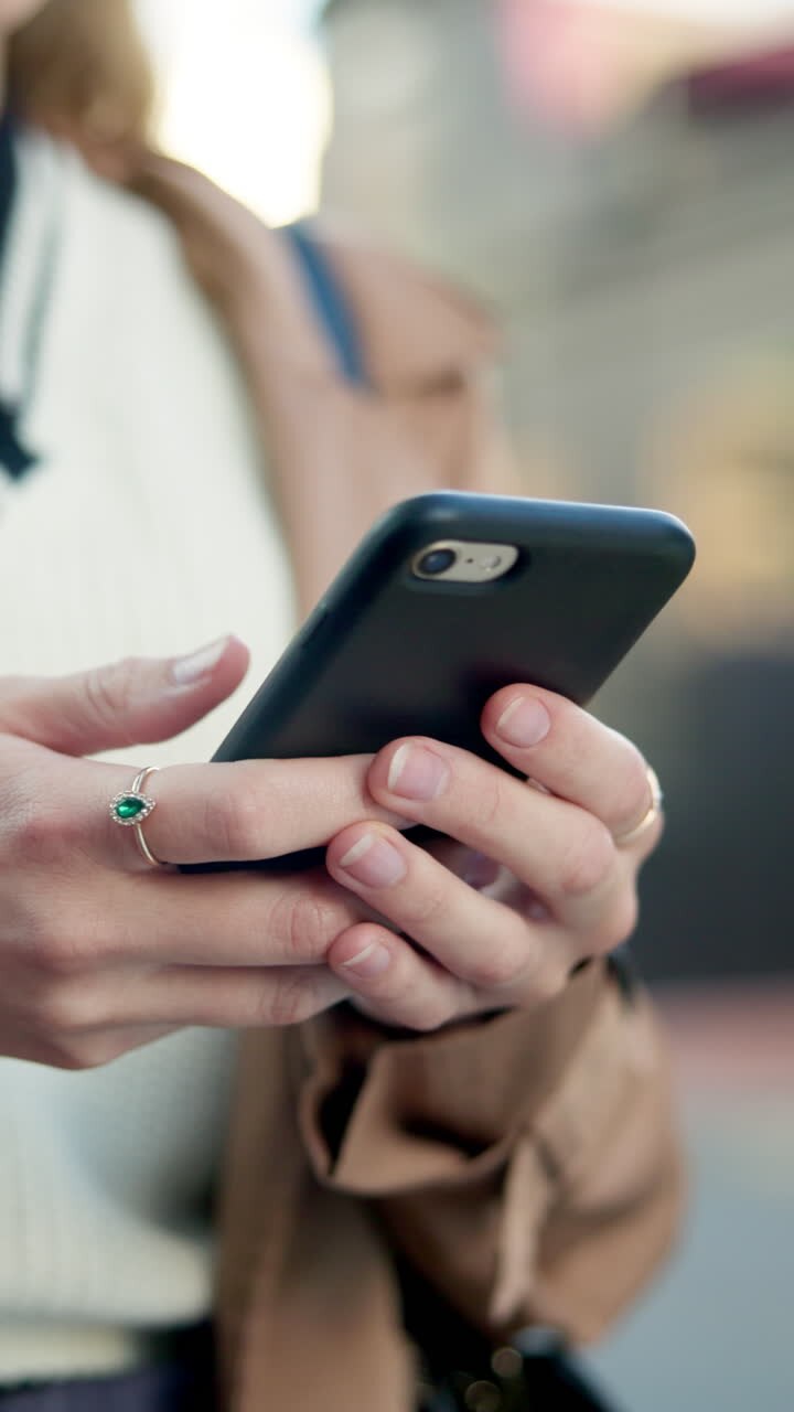 Persona che utilizza uno smartphone