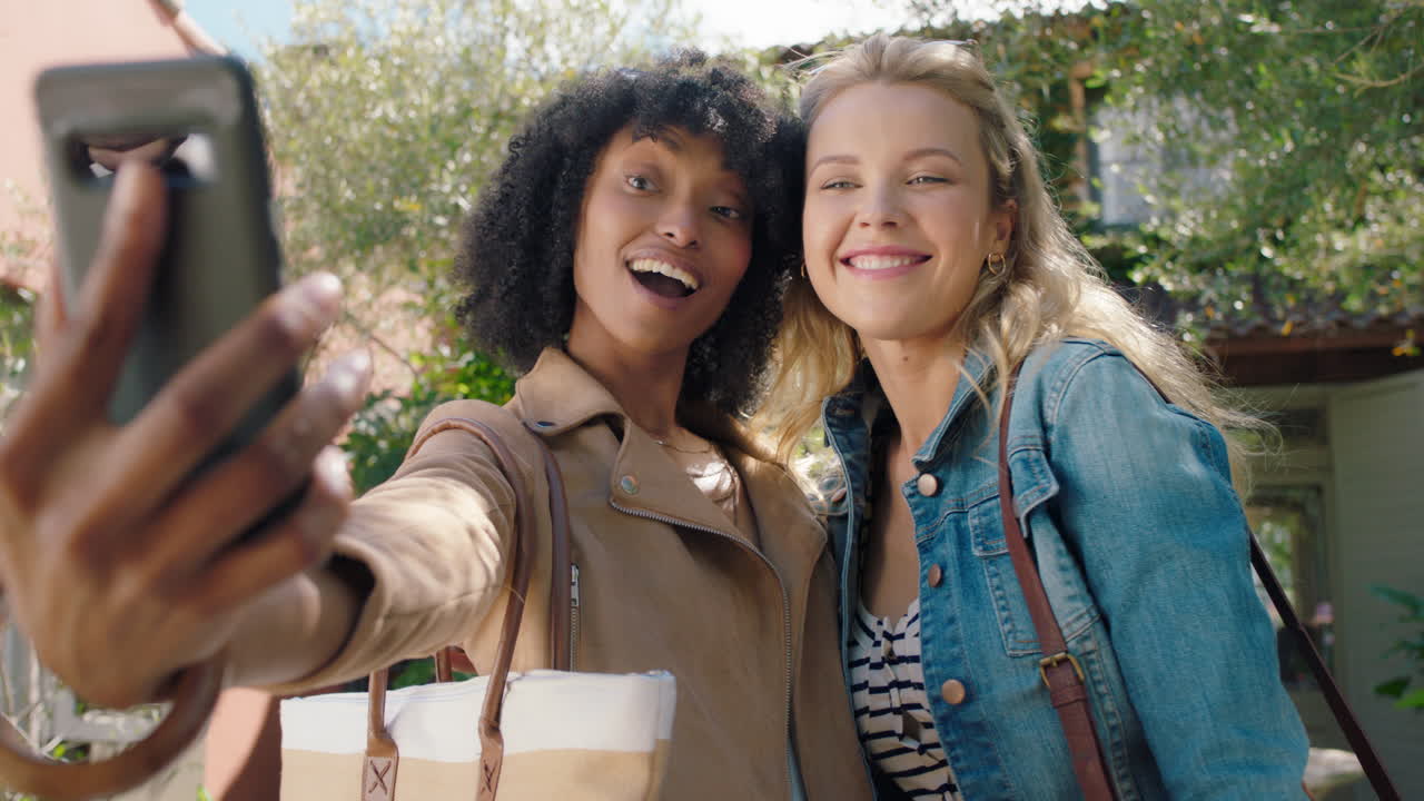 amigas felices tomando fotos juntas usando la cámara del teléfono inteligente disfrutando de las vacaciones de verano emocionadas por las vacaciones compartiendo la experiencia de tavel en las redes sociales imágenes 4k