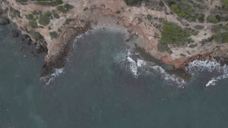 Luftaufnahme-Von-Wellen-An-Einer-Mittelmeerküste