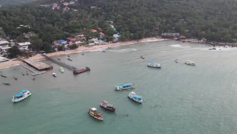 Vista-Aérea-De-Gran-ángulo-Sobre-El-Muelle-De-Koh-Tao-Con-Barcos-Amarrados-En-El-Océano