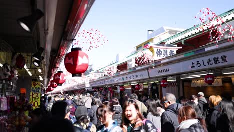 multitud celebrando bajo confeti en el mercado