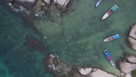 Un-Tiro-Giratorio-Desde-Arriba-Muestra-Cuatro-Barcos-Inclinados-Hacia-Atrás