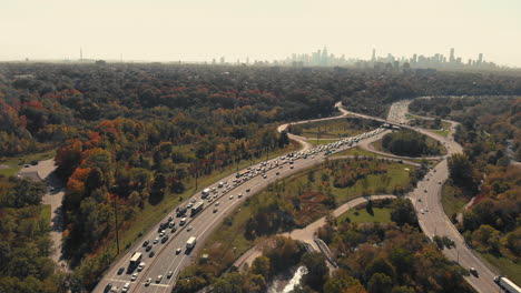 color de otoño sobre don valley parkway toronto ontario canadá