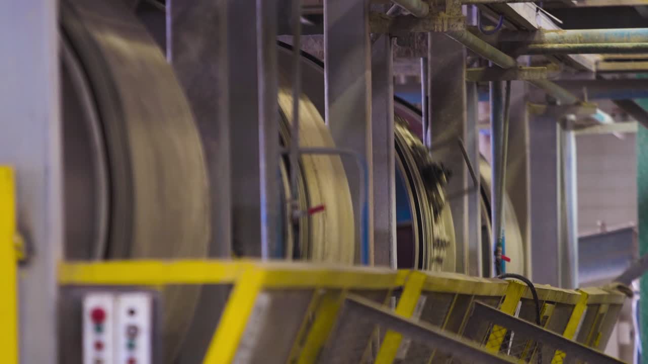 sistema de transportadores industriales en una instalación de fabricación