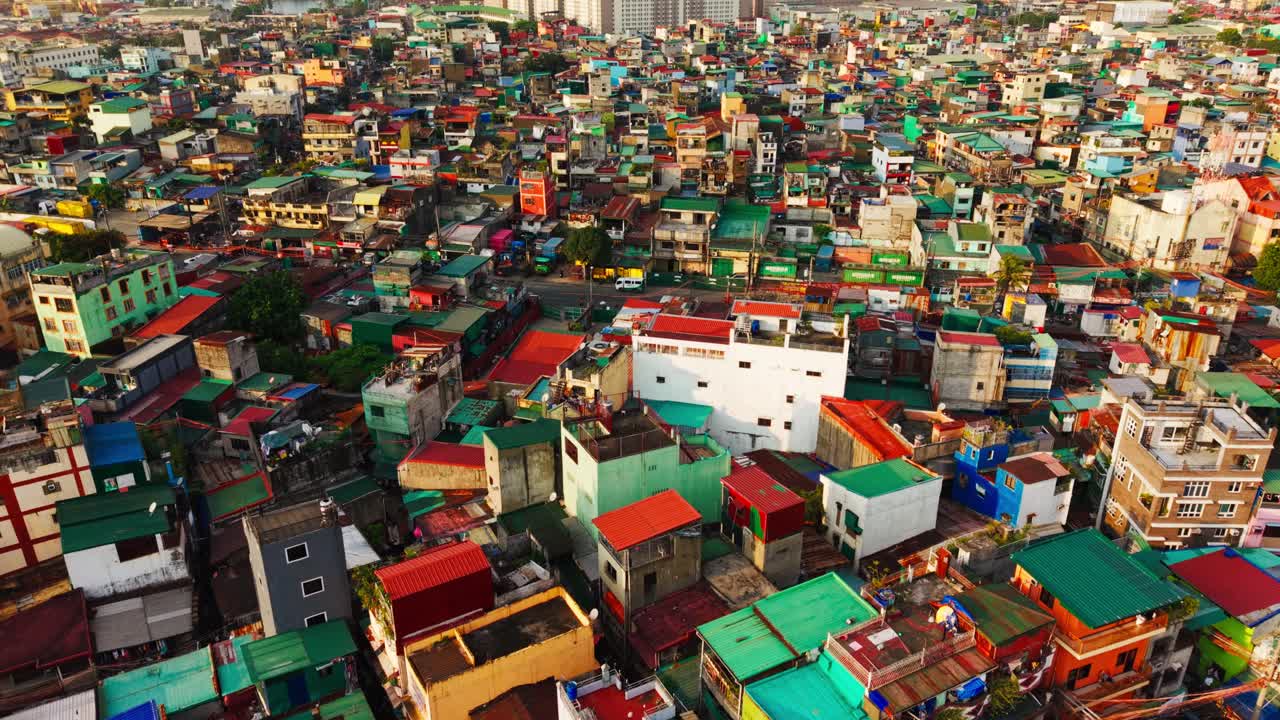 Khu dân cư thu nhập thấp đầy màu sắc ở Manila nhìn từ trên cao, ánh sáng buổi tối như phim