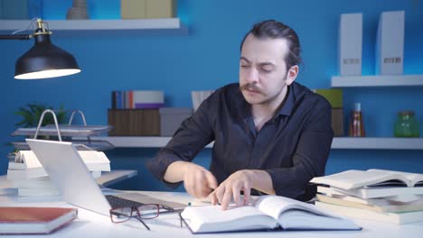 un joven historiador e investigador emocionante y exitoso.