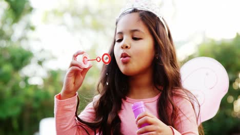 Niña-Soplando-Pompas-De-Jabón