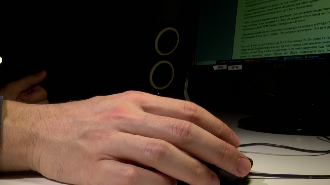 persona que trabaja en una computadora por la noche