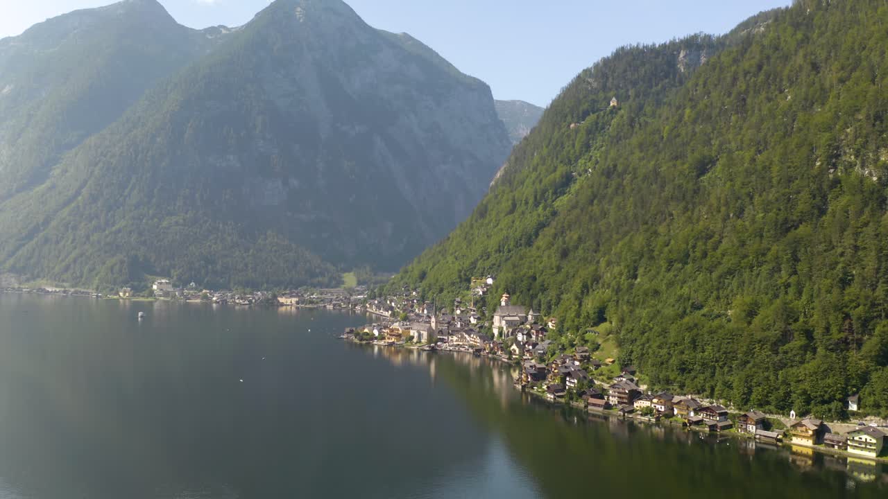 pueblo de hallstatt, austria en la distancia, toma aérea descendente