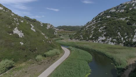 Río-En-La-Vista-Aérea-De-Las-Montañas