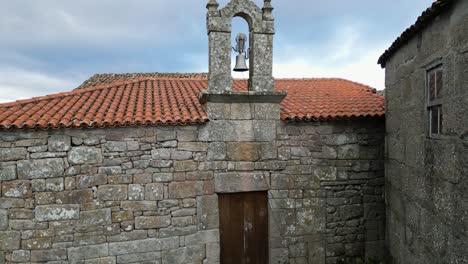 drone ascender para establecer la vieja iglesia de pared de roca con techo naranja y pequeño campanario