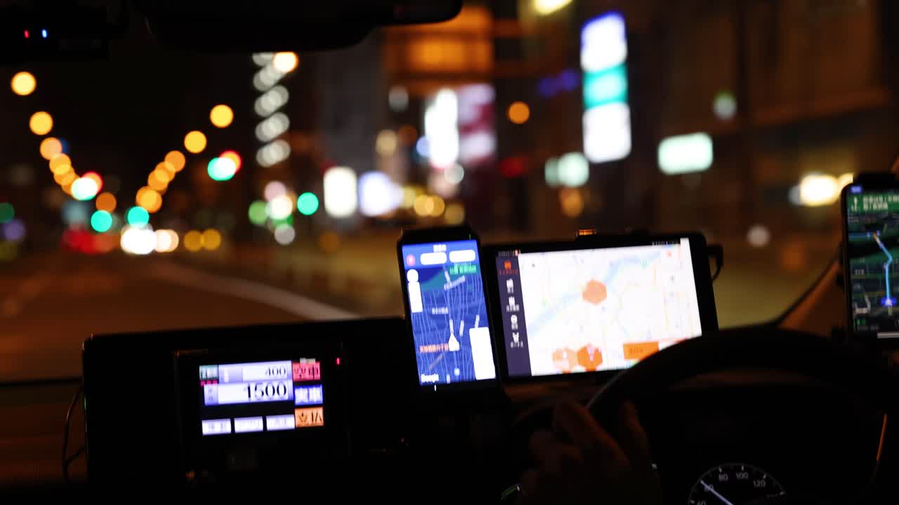 gps 장치를 사용하여 밤에 도시를 운전합니다.