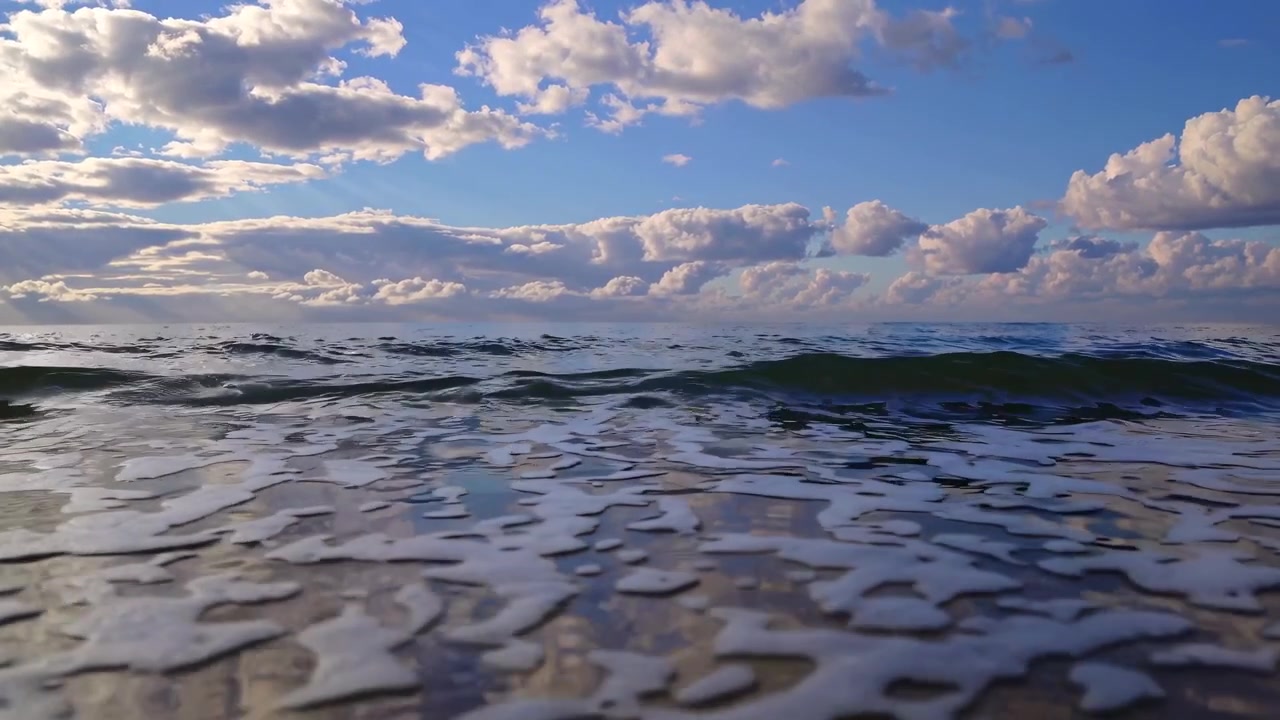 Dolci onde dell'oceano che si infrangono su una spiaggia sabbiosa al tramonto