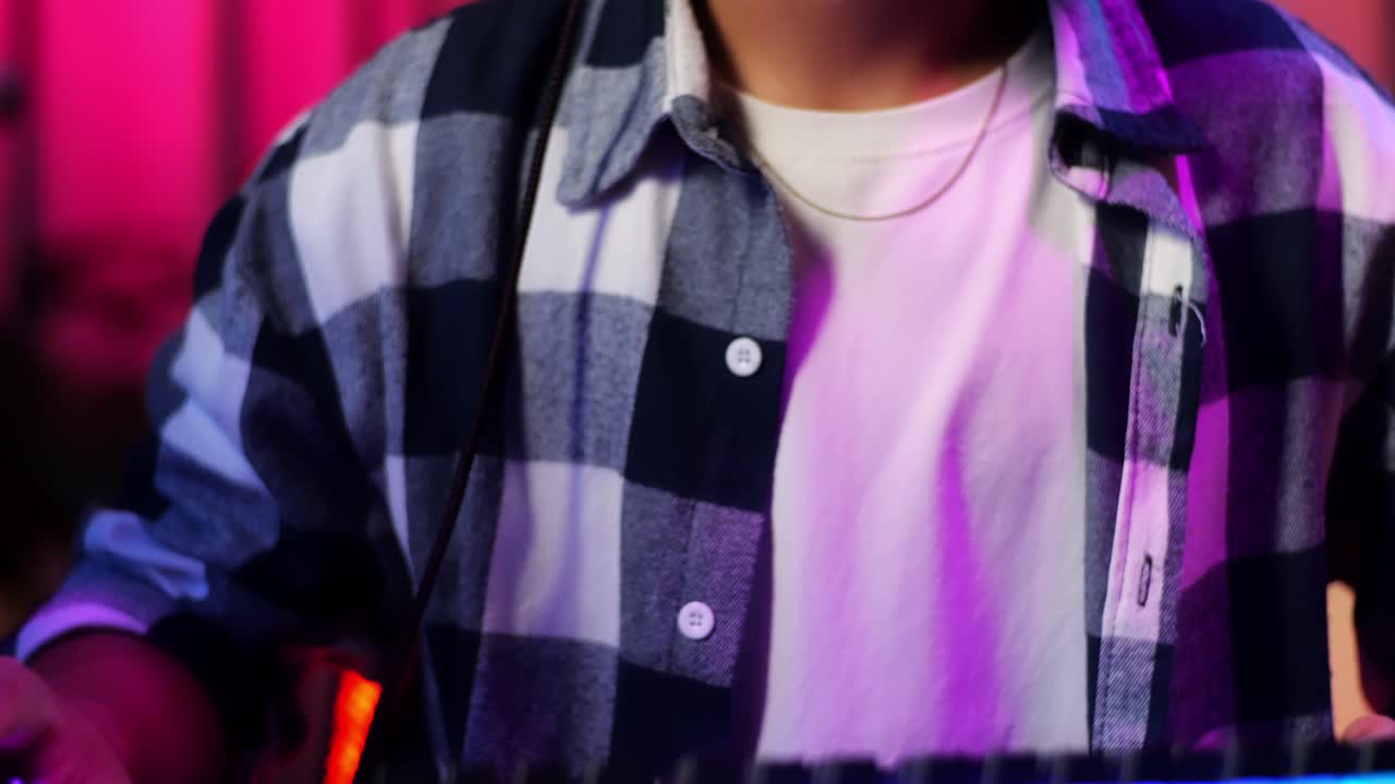 de cerca de vista frontal serio asiático adolescente jugador jugando videojuegos en la computadora