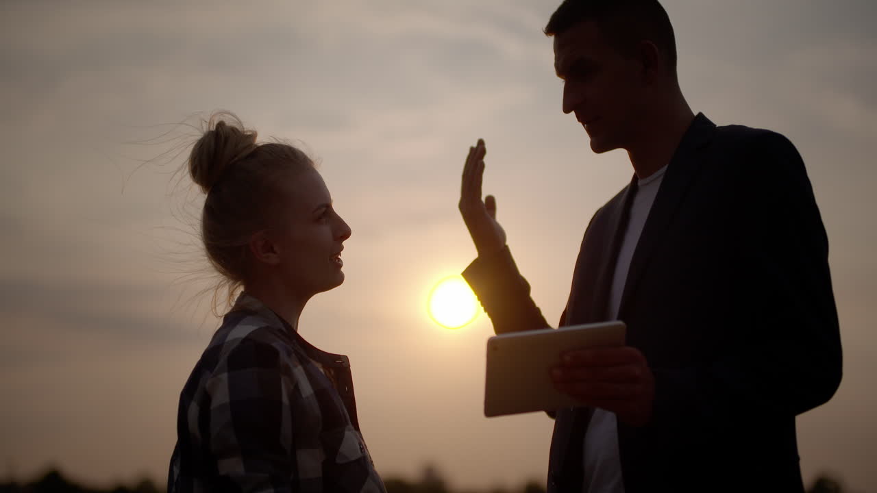 수확 9에서 사업가와 이야기하는 농업 농부